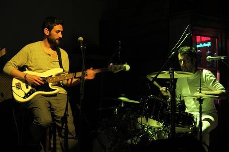 Un cerebro repleto de Manos de Topo Manos de Topo Batería y Bajo