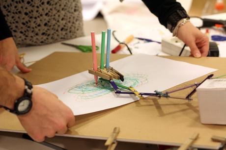 Taller de Máquinas de dibujar y movimiento. Capturando el viento Taller Capturando el Viento: Máquina de brazo articulado