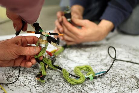 Taller de Máquinas de dibujar y movimiento. Capturando el viento Taller Capturando el Viento: Primeras pruebas del invento - el profe nos ayuda