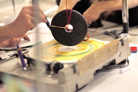 Taller de Máquinas de dibujar y movimiento. Capturando el viento Taller Capturando el Viento: Máquina sobre un tocadiscos