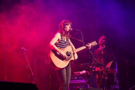 Concierto de Tulsa en el South Pop de Sevilla 2015 - Miren Iza a la guitarra acústica
