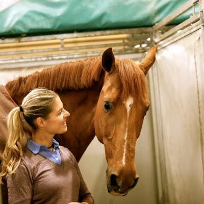 ATLETA SE RETIRA DE JUEGOS OLÍMPICOS POR SALVAR LA VIDA DE SU CABALLO