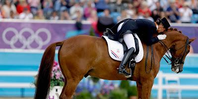 ATLETA SE RETIRA DE JUEGOS OLÍMPICOS POR SALVAR LA VIDA DE SU CABALLO