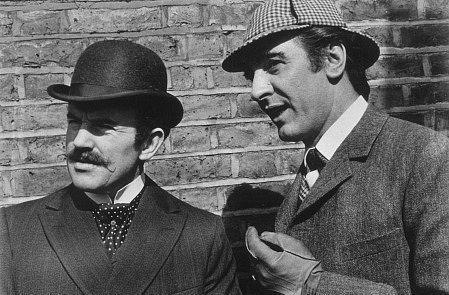 Holmes y Watson de campamento.