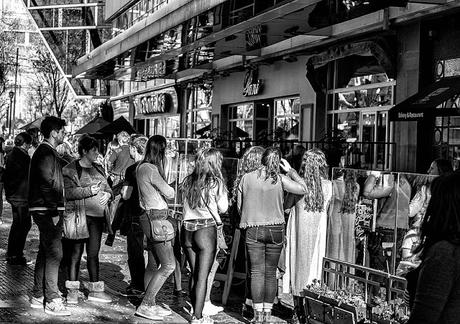 ByN.Grupo de jòvenes esperando para entrar a un restaurante en Recoleta,