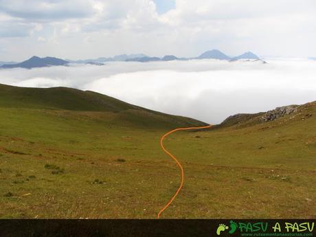 Bajando del Collado Boa Neón a Soto de Sajambre por la ladera Oeste del Jario