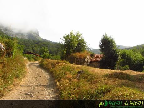 Subiendo por el camino viejo al refugio de Vegabaño