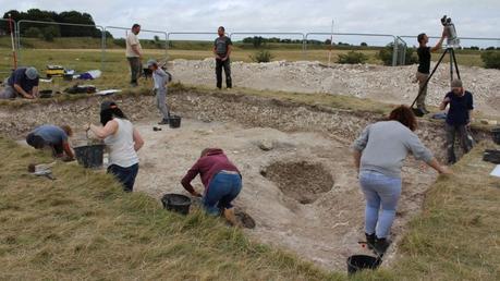 Arqueólogos encuentran un enorme círculo de madera cerca de Stonehenge