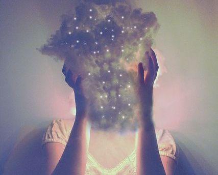 mujer-con-nube-en-la-cabeza representando a las personas que agotan