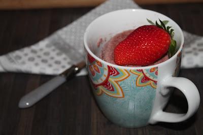 Mug Cake Fit con Avena y Fresas