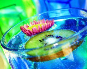 02-Fabulous-Blue-Kiwi-Drink-and-Flower-por-Pink-Sherbet-Photography
