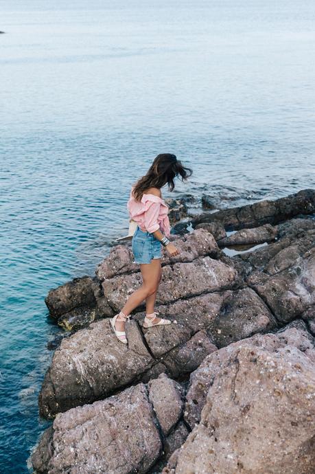 Mykonos-Collage_on_The_Road-Striped_Shirt-GRLFRND_Shorts-Straw_Hat-Denim-Espadrilles-Soludos_Escapes-Greece-Outfit-25