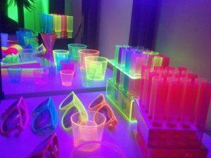 ¿Os hace una fiesta neon party con amigos?