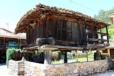 Bueño. El Paseo de los Hórreos