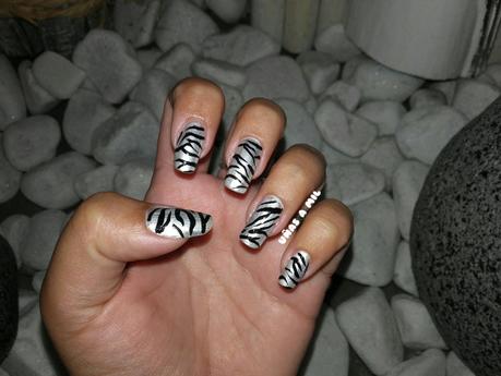 uñas_a_mil_diseño_decoracion_uñas_nail_art_blanco_negro_cebra_esmalte_pincel_fino (2)