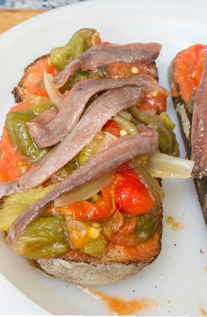 Tosta de escalivada con anchoas