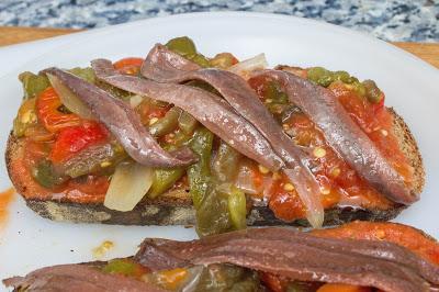 Tosta de escalivada con anchoas