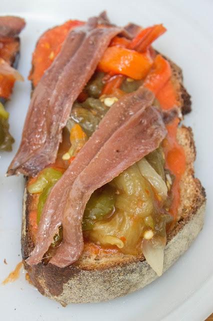 Tosta de escalivada con anchoas