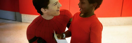 Tom Holland visita un hospital vestido de Spider-Man