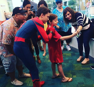 Tom Holland visita un hospital vestido de Spider-Man