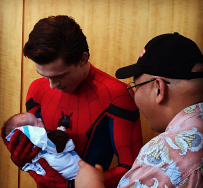 Tom Holland visita un hospital vestido de Spider-Man