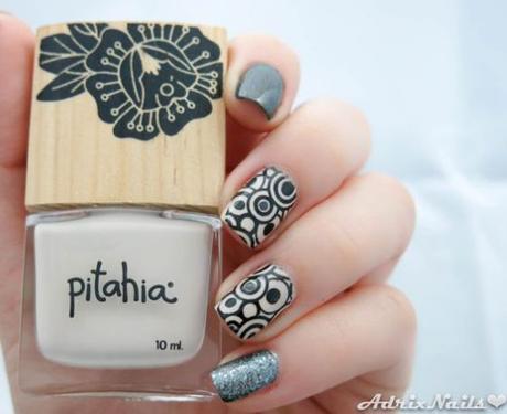 uñas con sellos color negro y gris