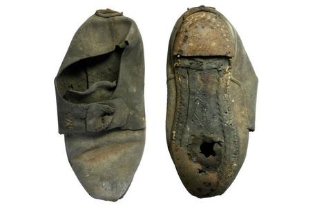 Encuentran zapato de 300 años de antigüedad destinado a alejar los malos espíritus