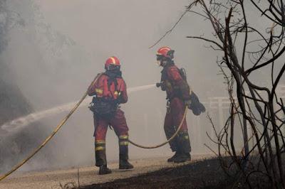 Semana negra en Galicia, acosada por el fuego.
