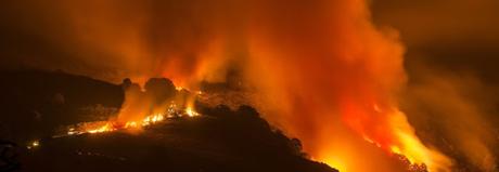 Semana negra en Galicia, acosada por el fuego.