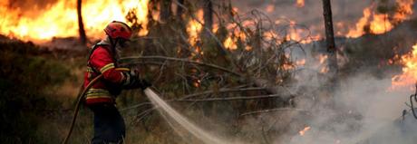 Semana negra en Galicia, acosada por el fuego.