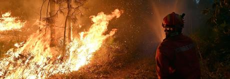 Semana negra en Galicia, acosada por el fuego.