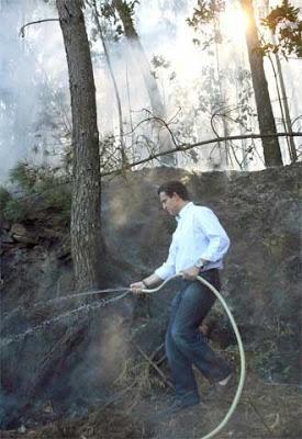 Semana negra en Galicia, acosada por el fuego.