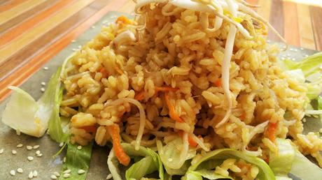 Arroz frito con brotes de soja