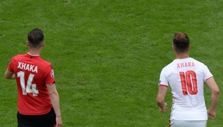 Los hermanos Xhaka, en el campo vistiendo las elásticas de Albania y Suiza