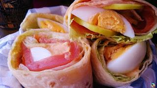 Rollos de salmón con huevos
