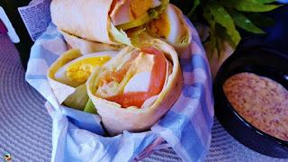 Rollos de salmón con huevos