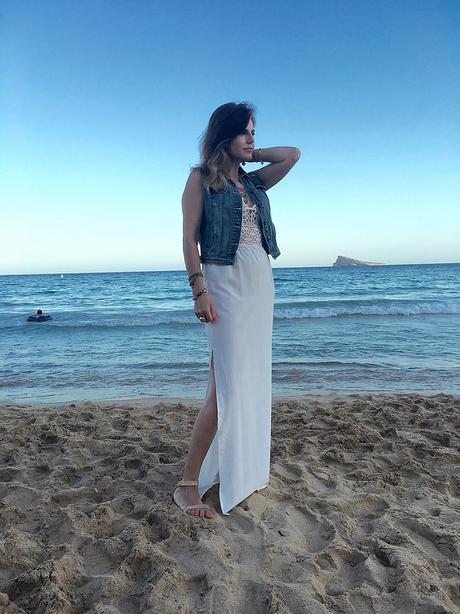 Chaleco denim y vestido boho