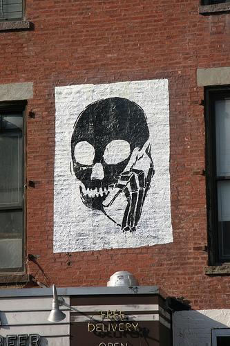 El esqueleto que habla por el móvil