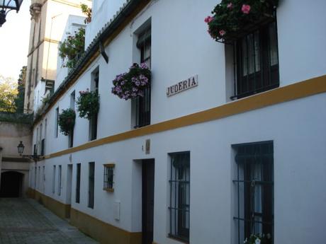 Calle Judería, comunicada al fondo con el Real Alcázar.