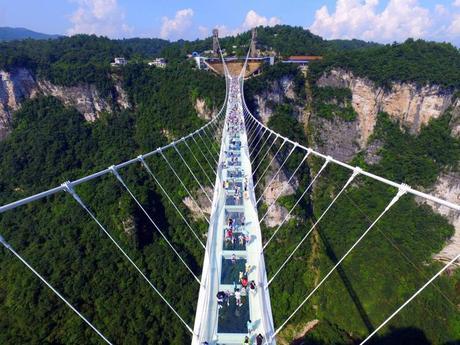 Ingeniería de vanguardia: El puente de cristal más alto y largo del mundo se inaugura en China.