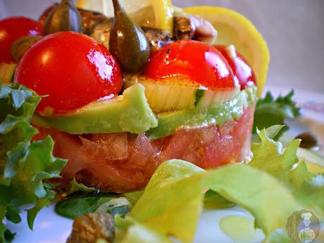 Tartar de tomates, pepino y aguacate con sardinitas