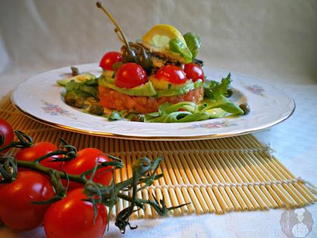 Tartar de tomates, pepino y aguacate con sardinitas