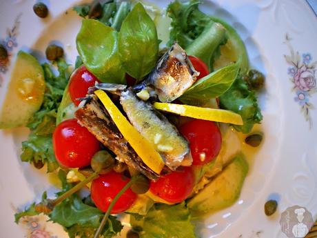 Tartar de tomates, pepino y aguacate con sardinitas