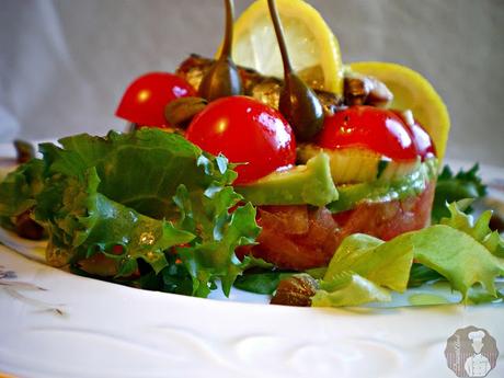 Tartar de tomates, pepino y aguacate con sardinitas