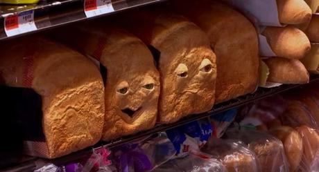 La comida cobra vida en el supermercado para promocionar “La fiesta de las salchichas”