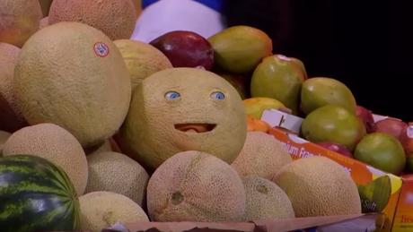 La comida cobra vida en el supermercado para promocionar “La fiesta de las salchichas”