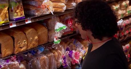 La comida cobra vida en el supermercado para promocionar “La fiesta de las salchichas”