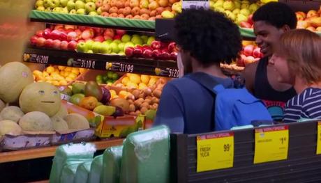 La comida cobra vida en el supermercado para promocionar “La fiesta de las salchichas”