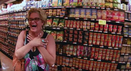 La comida cobra vida en el supermercado para promocionar “La fiesta de las salchichas”