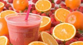 Jugo natural de naranjas, fresas y miel de abeja.